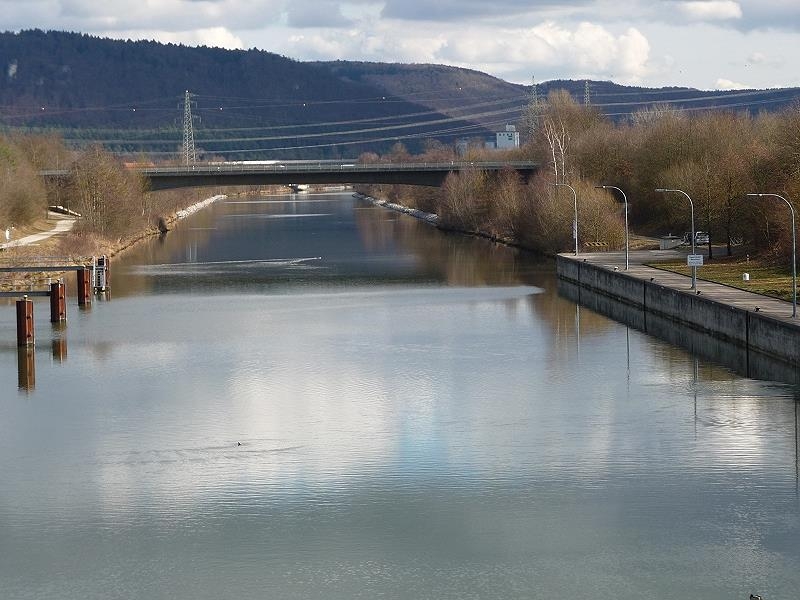 vom Schleußenübergang aus Richtung Brücke