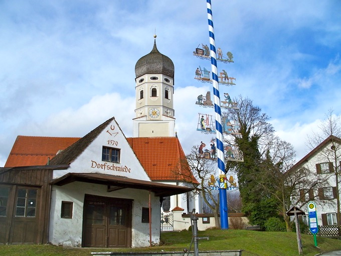 ERLING > Alte Dorfschmiede u. Kirche St. Vitus