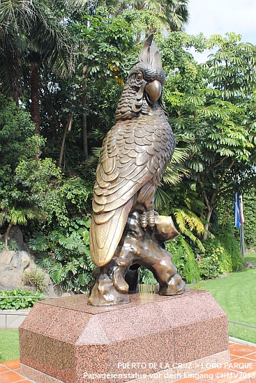 LORO PARQUE 2013 > 00_Eingangsbereich > Papageienstatue