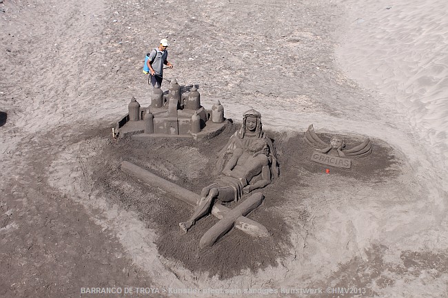 BARRANCO DE TROYA > Künstler pflegt sein sandiges Kunstwerk