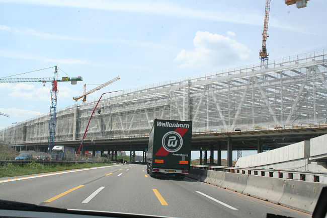 MESSE STUTTGART > Parkhaus > Baustelle am Flughafen entlang der A 8 im Juni 2006