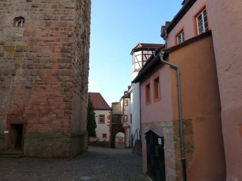 D:Hessen>Burg Breuberg>Kernburg>Blick zum Tor