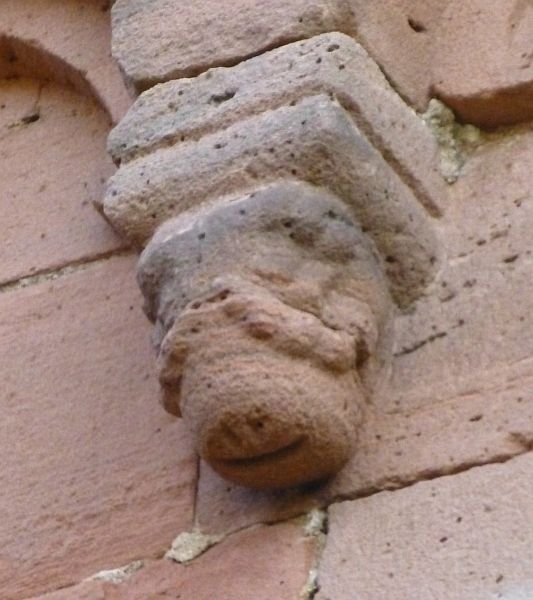 D:Hessen>Burg Breuberg>Konsolenleiste über dem Tor zur Kernburg>Tierkopf