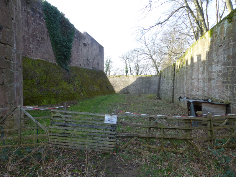 D:Hessen>Burg Breuberg>Burggraben1